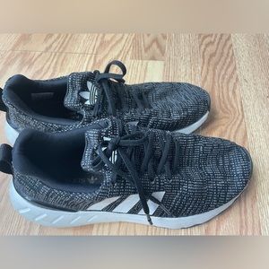 Boys size 7 adidas sneakers